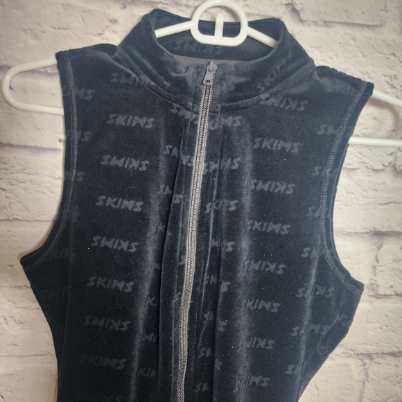 SKIMS LOGO VELOUR SHORT ONESIE | ONYX/ S/ NWT - Picture 11 of 14